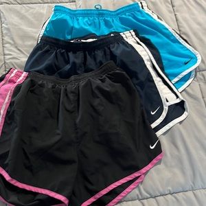 NIKE WOMENS LOT OF 3 SIZE MED